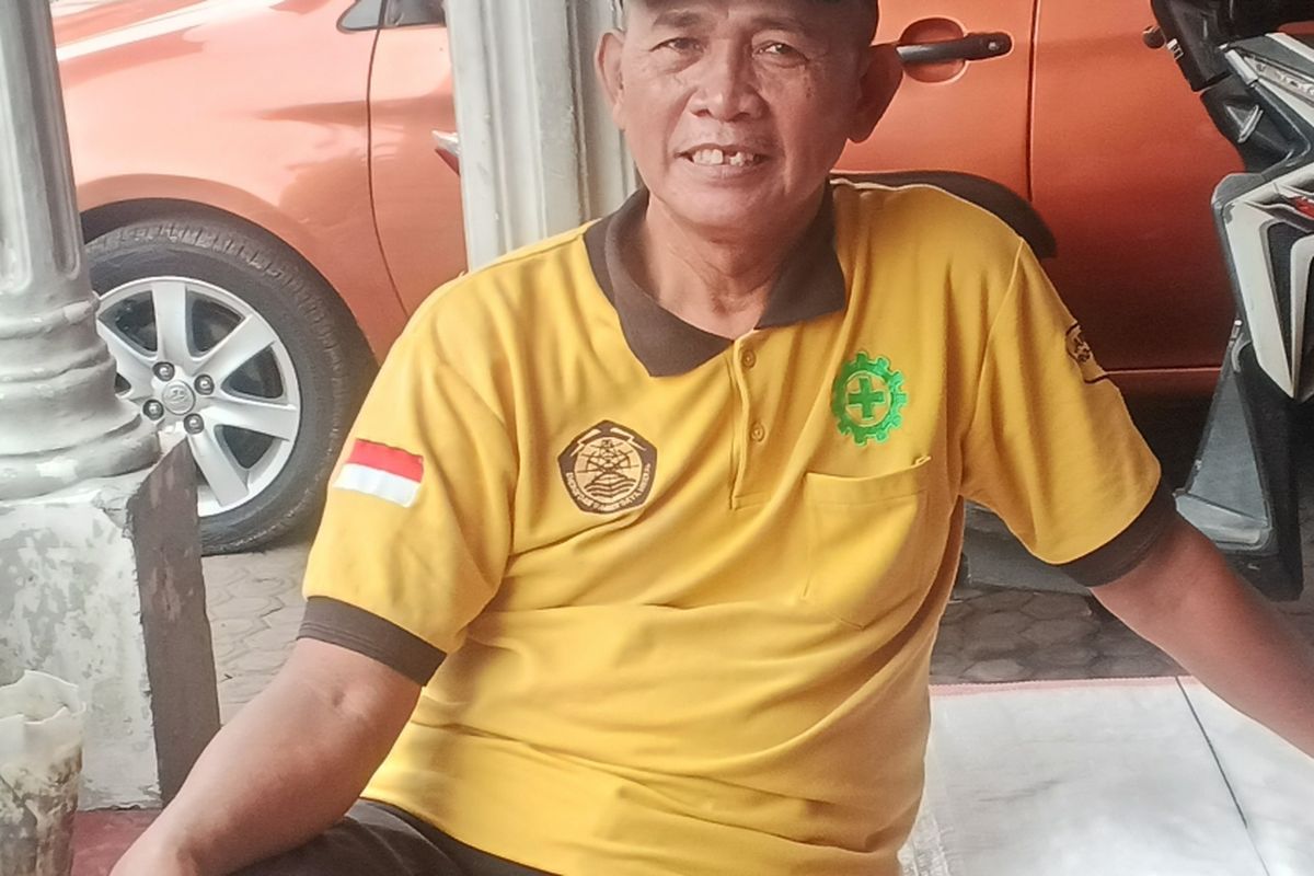 Munaim (65) mengenang betapa banyaknya pengunjung di Kecamatan Tanggulangin pada masa kepresidenan Soeharto, termasuk berbagai tamu penting negara. Foto diambil di Kecamatan Tanggulangin, Kabupaten Sidoarjo, Jawa Timur, pada Rabu (18/3/2026).
