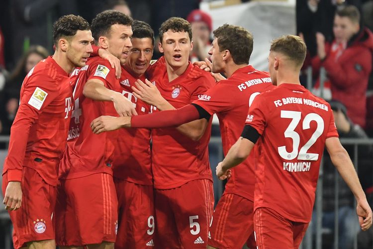 Para pemain Bayern Muenchen merayakan gol saat pertandingan Bundesliga, kasta teratas Liga Jerman, antara Bayern Muenchen vs Schalke 04 di Muenchen pada Sabtu (25/1/2020).