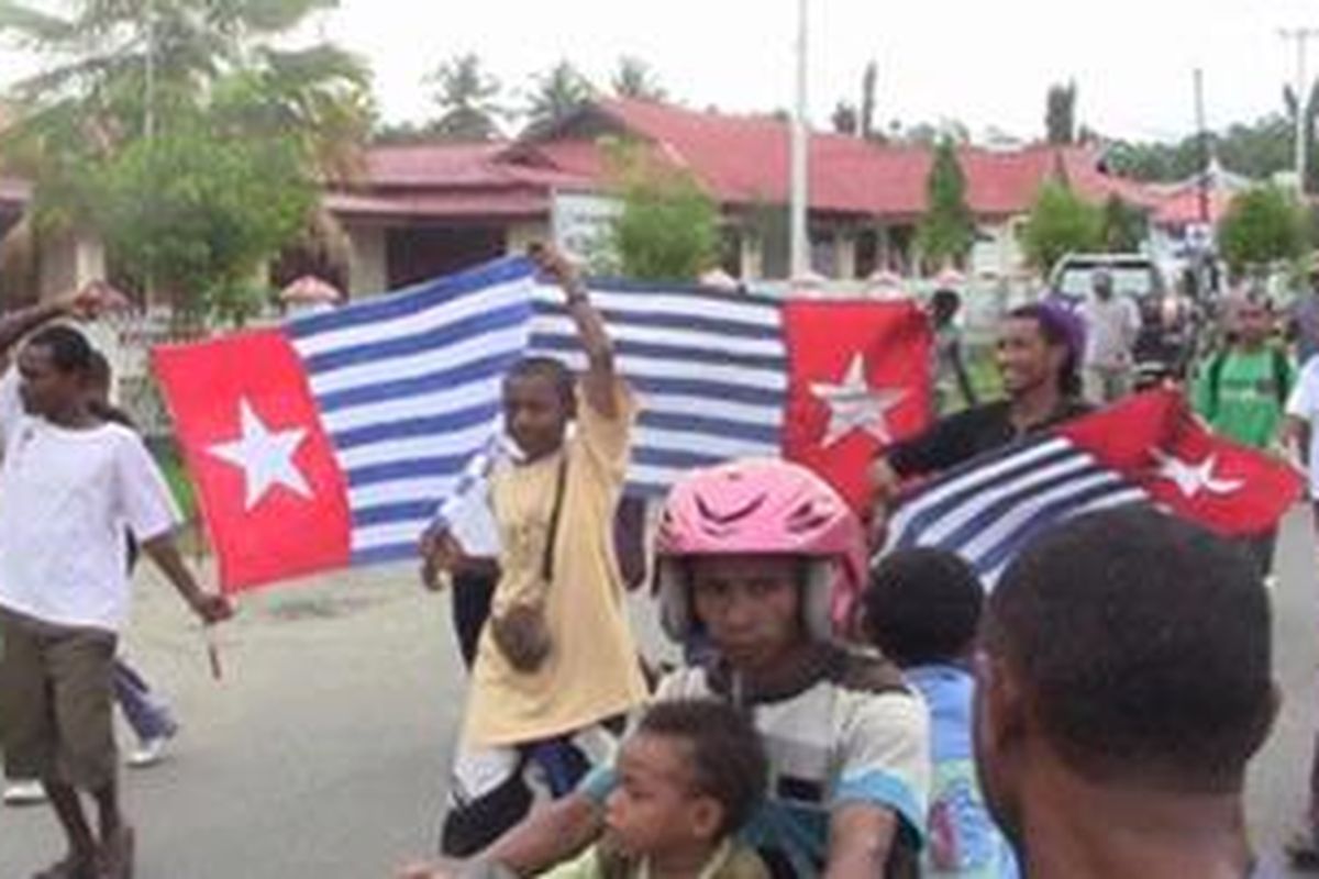 Sejumlah massa dari masyarakat Papua yang membentangkan bendera bintang Bintang kejora dalam aksi unjuk rasa mendukung simposium para petinggi Organisasi Papua Merdeka (OPM) dalam mempresentasekan perjuangan masyarakat Papua Barat di salah satu Universitas di Amerika, Rabu (21/11/2012)