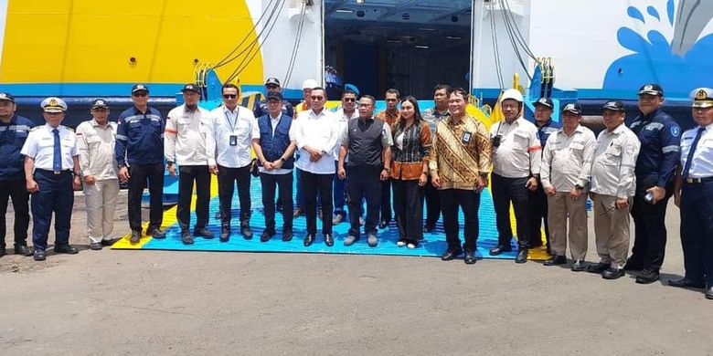 Pemerintah Kabupaten (Pemkab) Ende dalam pertemuan bersama pihak manajemen PT Dharma Lautan Utama di KM Dharma Kartika V, yang bersandar di Pelabuhan Tanjung Perak, Surabaya, Rabu (31/1/2024).
