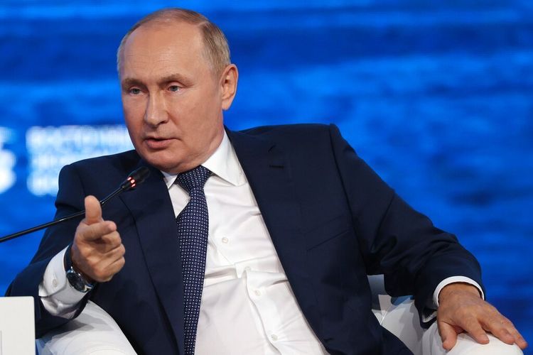 Presiden Rusia Vladimir Putin memberi isyarat saat dia berbicara selama sesi pleno di Forum Ekonomi Timur di Vladivostok, Rusia, Rabu, 7 September 2022. Putin pada Kamis (12/12/2022), menyebut tidak seperti Ukraina, Rusia tak pernah menolak untuk melakukan negosiasi guna menyelesaikan konflik yang tengah terjadi di antara kedua negara itu.