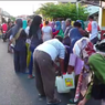 Warga di Lumajang Rela Antre Berjam-jam untuk Membeli Minyak Goreng Curah