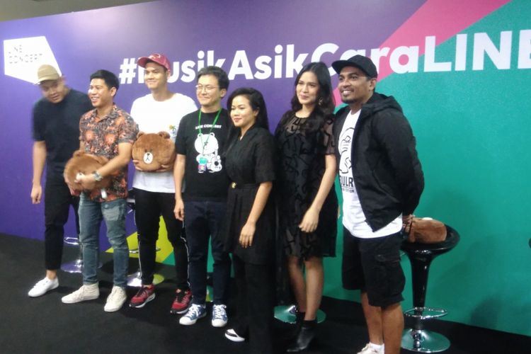 Berfoto dari kiri ke kanan Tulus, RAN, Managing Director Line Indonesia Dale Kim, Yura Yunita, Raisa dan Tulus di Jogja Expo Center (JEC), Bantul Sabtu (20/10/2018) 
