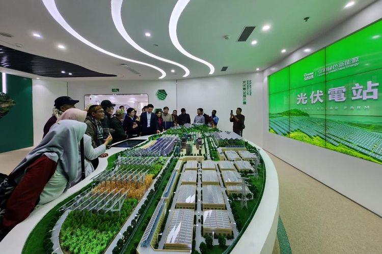 Sebanyak 20 kepala desa (kades) peserta benchmarking study mengunjungi Xinyi Electric Storage Holdings yang berpusat di Beijing, China

