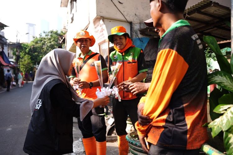 Momen Haru, Anggota DPRD PAN Beri Setangkai Bunga untuk 