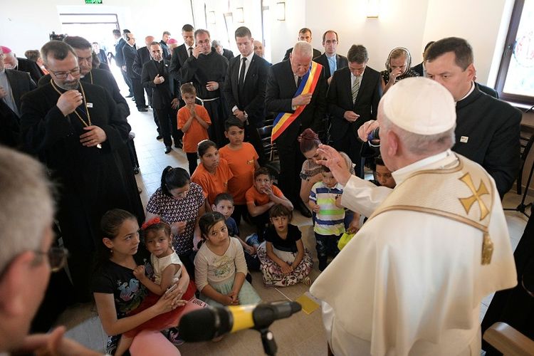 Paus Fransiskus bertemu dengan anggota komunitas Rom di distrik Barbu Lautaru di Blaj, Romania, Minggu (2/6/2019). (Vatican Media via Reuters)