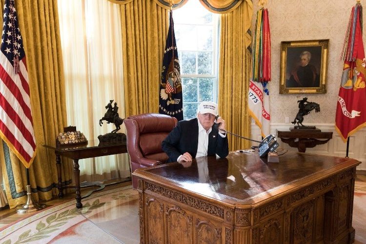 Presiden Amerika Serikat Donald Trump berada di mejanya di Oval Office, Gedung Putih. (Foto Resmi Gedung Putih via The Telegraph)