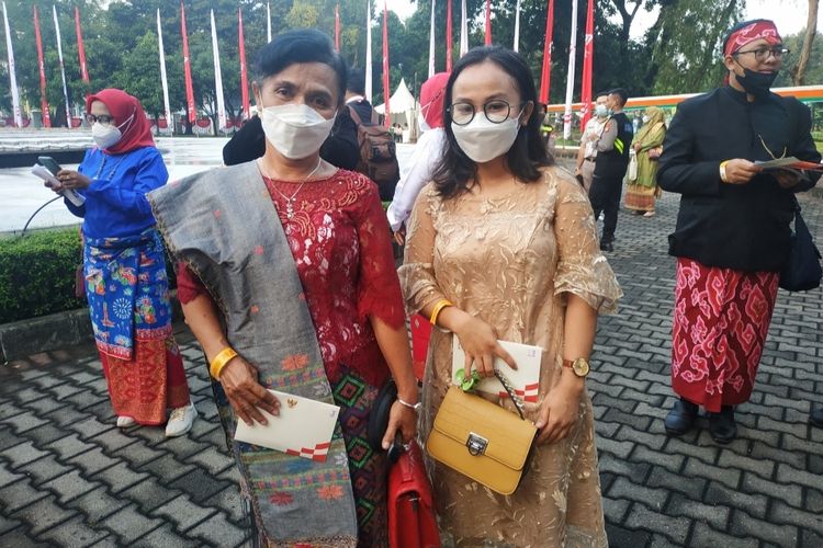 Masyarakat yang memakai kebaya dan kain tradisional saat mengikuti upacara HUT ke-77 RI di Istana Merdeka, Rabu (17/8/2022).