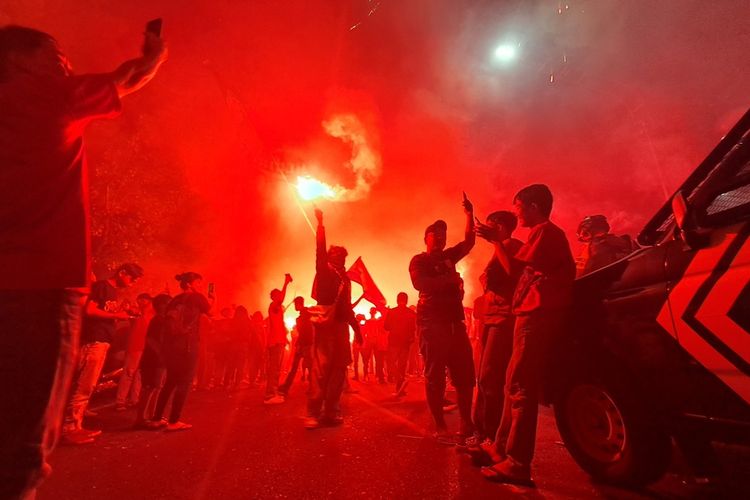 Pesta flare dan kembang api oleh puluhan ribu suporter Persis Solo di Jalan Slamet Riyadi, Kota Solo, Jawa Tengah (Jateng) pada malam pergantian peringatan 1 abad, Rabu (8/11/2023).
