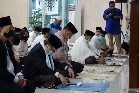 Anies, Riza Patria, dan Pimpinan DPRD DKI Shalat Id di Masjid Fatahillah Balai Kota
