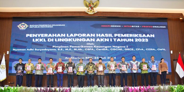  Penyerahan Laporan Hasil Pemeriksaan (LHP) atas Laporan Keuangan LKKL di Lingkungan Auditorat Utama Keuangan Negara (AKN) 1 Tahun 2023 di Auditorium BPK di Jakarta pada Kamis (25/7/2024). 
