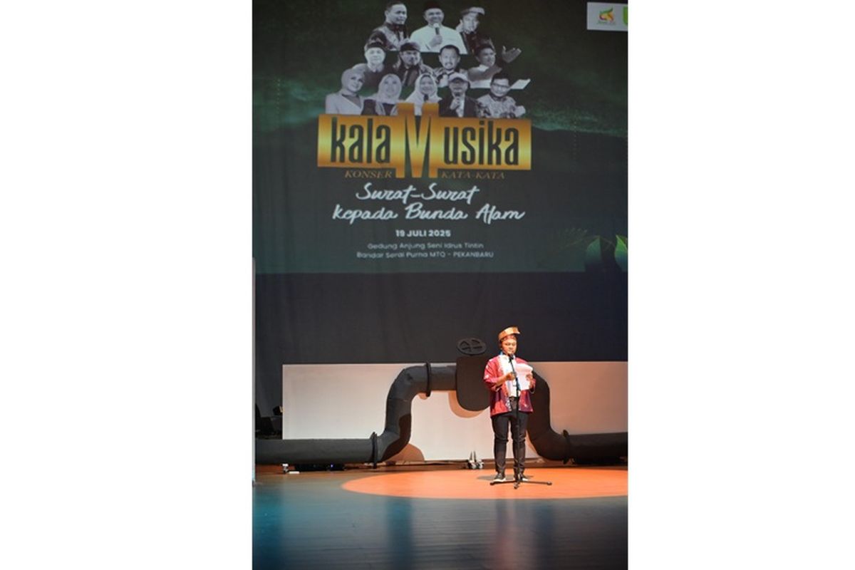 Pertunjukan seni bertajuk KalaMusika: Konser Kata-kata digelar di Anjung Seni Idrus Tintin, Purna MTQ Jalan Sudirman, Pekanbaru, Riau, Sabtu (19/7/2025). 