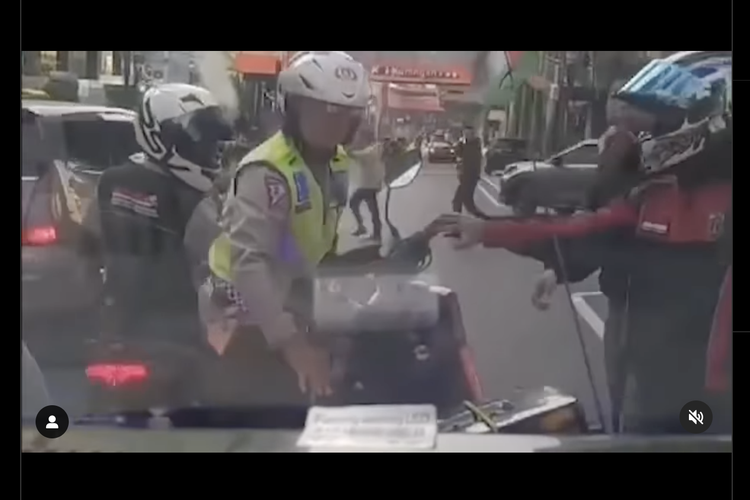 Video viral cekcok anggota polisi dengan pengendara motor pengawal ambulans 