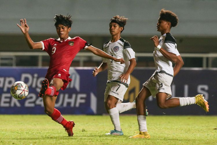Pemain timnas U17 Indonesia Kafiatur Rizki berusaha menguasai bola saat bertanding melawan timnas U17 Guam pada pertandingan Kualifikasi Piala Asia U17 2023 di Stadion Pakansari, Kabupaten Bogor, Senin (3/10/2022).  Indonesia menang 14-0 atas Guam.