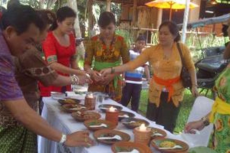 Festival Sambal yang diikuti keluarga Kerajaan di Bali yang digelar di Bali Safari & Marine Park, Gianyar, Jumat (19/12/2014).