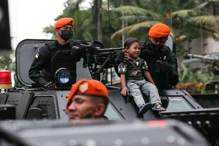 Warga antusias berfoto di atas kendaraan tempur yang terparkir di Bundaran Hotel Indonesia, Jakarta sebagai rangkaian parade perayaan HUT ke-77 TNI, Rabu (5/10/2022).