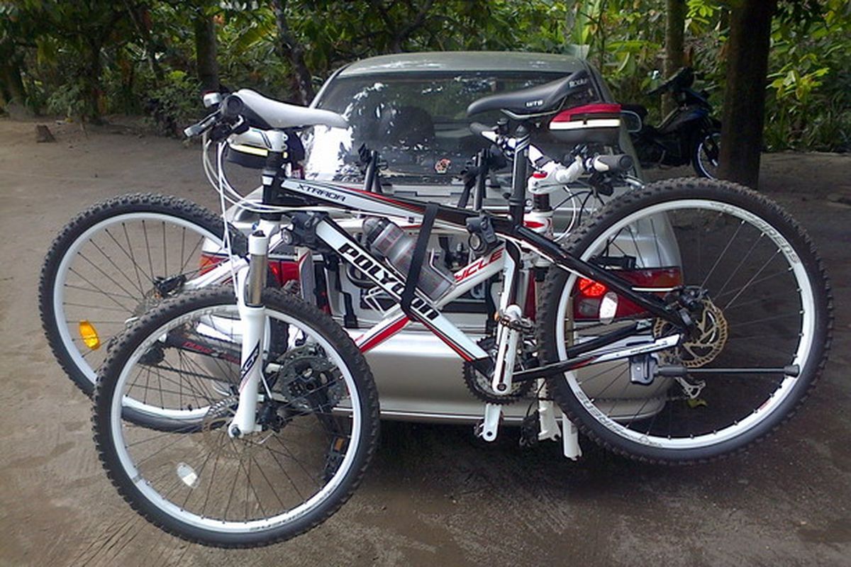 Ilustrasi membawa sepeda dengan mobil pakai bike rack
