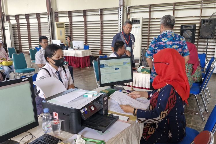 Sejumlah calon peserta didik mulai berdatangan ke SMA Negeri 1 Semarang untuk proses pembuatan akun hingga verifikasi berkas, Selasa (11/6/2024).