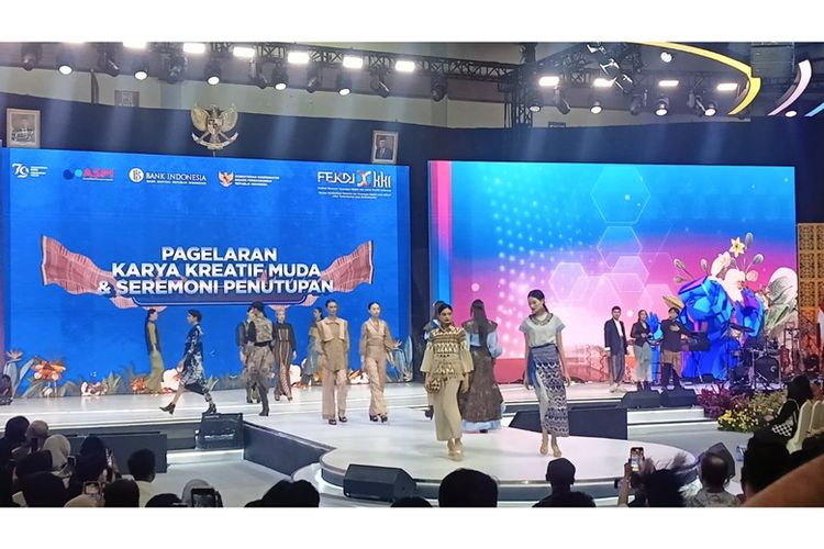 Karya berupa busana dari para desainer muda yang dipertontonkan melalui fashion show. 