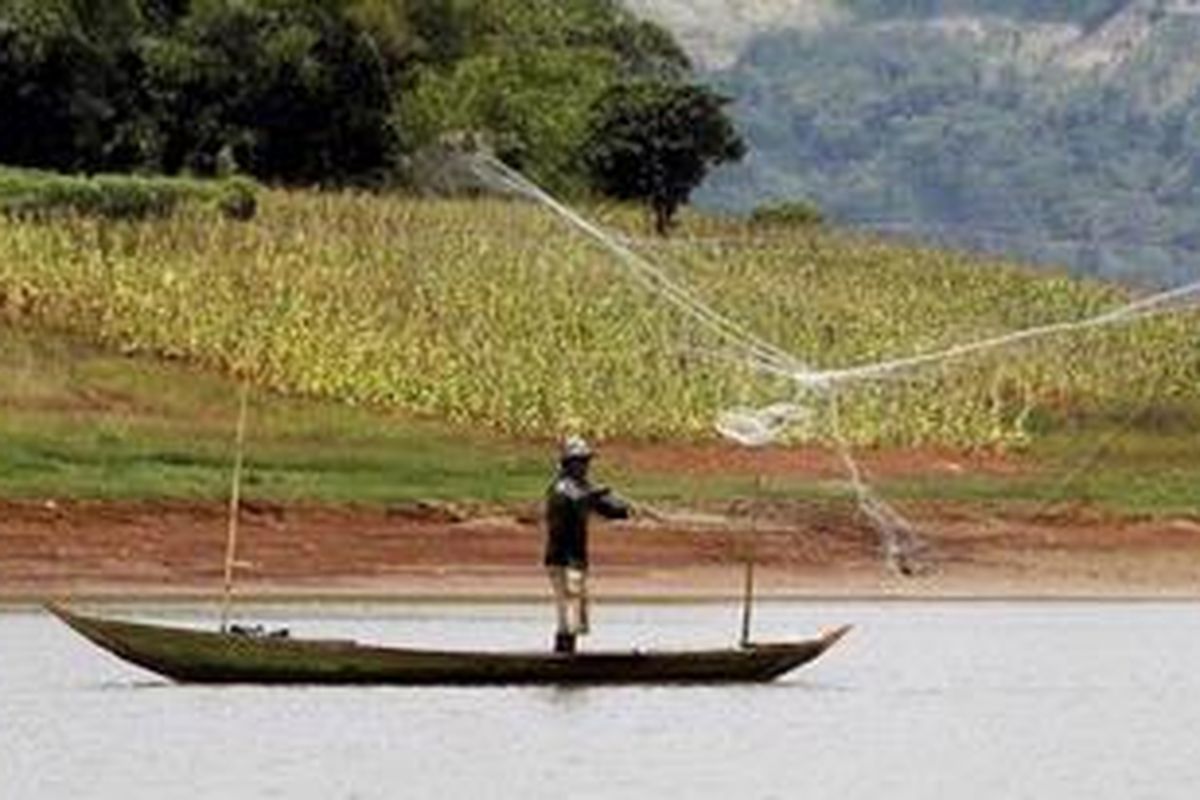 Ilustrasi: Warga menjaring ikan di kawasan Waduk Jatiluhur, Kabupaten Purwakarta, Selasa (29/3/2011). Waduk Jatiluhur atau waduk Ir H Juanda memiliki luas 8300 Ha. Merupakan waduk multiguna yang digunakan sebagai sumber irigasi pertanian, jalur transportasi air, pusat budidaya ikan jaring apung hingga pembangkit tenaga listrik. 