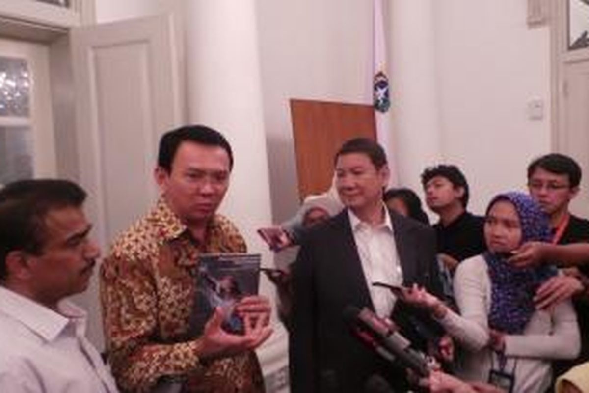 Gubernur DKI Jakarta Basuki Tjahaja Purnama (pakai batik) dan Wakil Ketua Dewan Pembina Partai Gerindra Hashim Djojohadikusumo (pakai jas), di Balaikota, Rabu (10/12/2014). Hashim mengundurkan diri dari jabatannya sebagai Ketua Dewan Pengawas BLUD Taman Margasatwa Ragunan. 