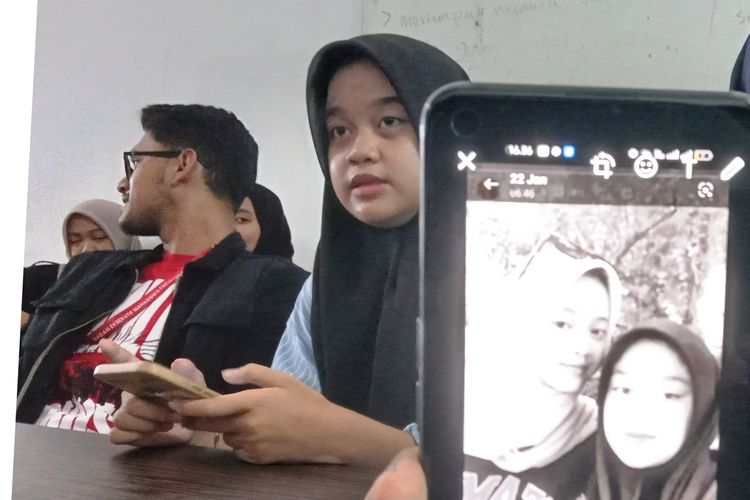 Silva (19), kakak korban tabrak lari di Cianjur, Jawa Barat, Selvi Amalia, saat berbagi kisah tentang momen terakhir bersama korban yang merupakan kembarannya itu.