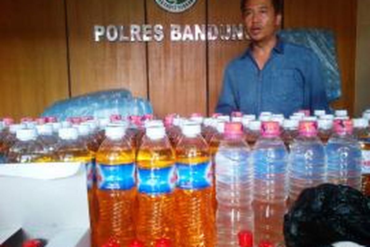 Polres Bandung menyita ribuan botol minuman keras (miras) oplosan siap jual. 