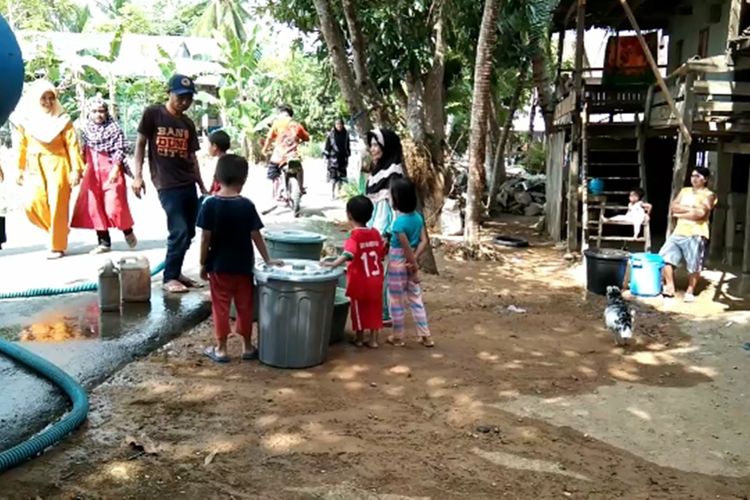 Tunggu Dermawan Air Bersih, Tiap Hari Warga Polman Jejer Wadah Air di Depan Rumah