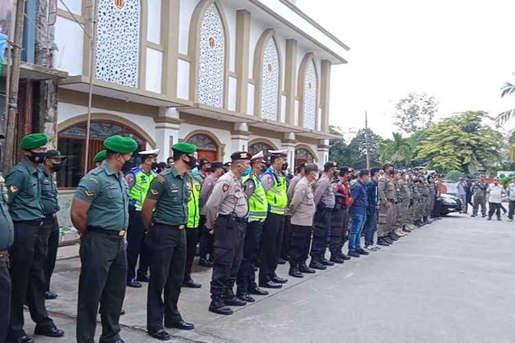 Ratusan Aparat Gabungan Lakukan Pengamanan saat Musyawarah Pemilik Lahan TPS Dekat SMAN 4 Tangsel, Kamis (7/7/2022)