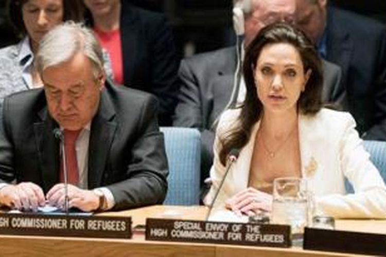 Utusan Khusus PBB untuk Urusan Pengungsi Angelina Jolie (kanan) dan Komisaris Tinggi PBB bagi Pengungsi António Guterres (kiri). Jolie mengkritik keras Dewas Keamanan PBB yang tak becus mengurusi pengungsi korban konflik di Suriah, Jumat (24/4/2015).