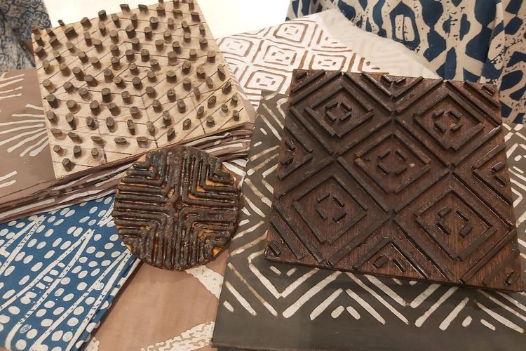 Contoh cap untuk membuat batik yang terdiri dari papan tripleks dan bahan-bahan limbah seperti sumpit, kertas koran, atau karung goni.