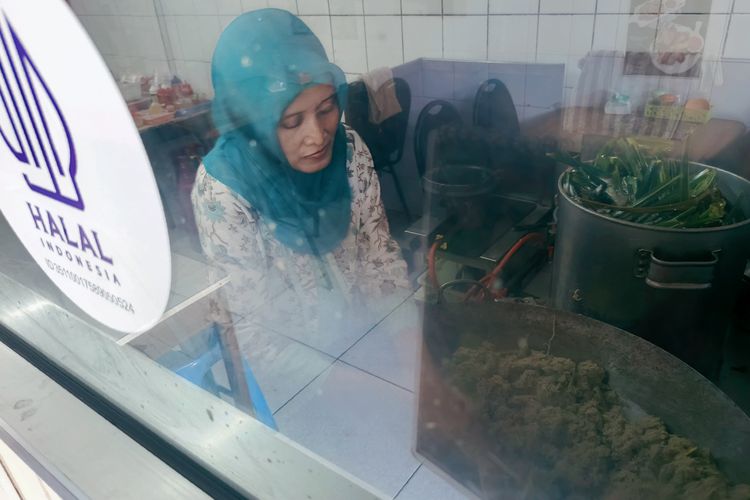 Aktivitas pegawai Lemper Ayam Spesial 168 salah satu kudapan tradisional yang ada di Surabaya, Jawa Timur.