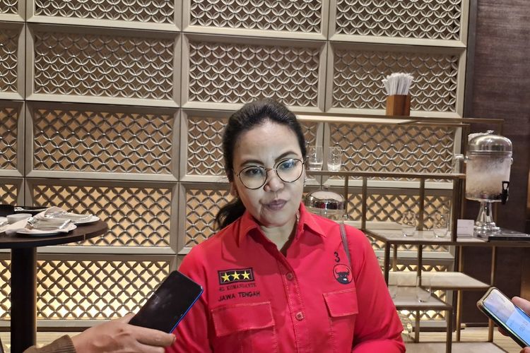 Bendahara DPD PDI-P, Agustina Wilujeng diwawancarai usai Halal Bihalal semua partai politik di Hotel Padma Semarang, Rabu (1/5/2024).