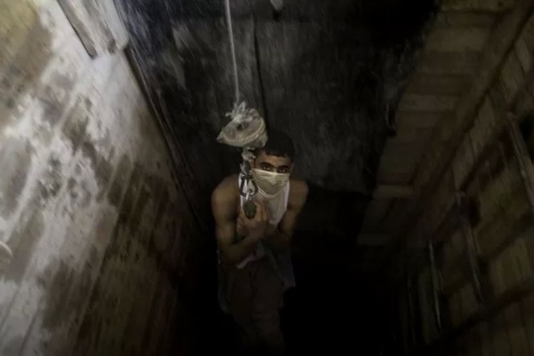 Hamas membangun jaringan terowongan untuk mengatasi blokade Israel.