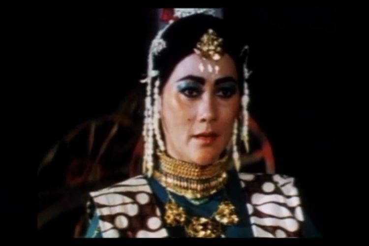 Suzzanna berperan sebagai Lestari dan Ratu Laut Kidul, dalam sinema klasik Ajian Ratu Laut Kidul (1991)