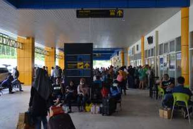 Ratusan penumpang pesawat di Bandara Babullah Ternate tak jadi berangkat karena bandara ditutup akibat semburan abu vulkanik gunung Gamalama, Rabu (3/8/2016)
