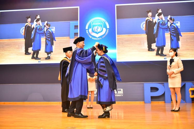 Ketua DPR Puan Maharani saat menerima gelar Doktor Honoris Causa dari Pukyong National University (PKNU), Korea Selatan, Senin (7/11/2022). 