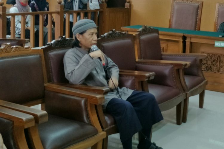 Aman Abdurrahman, terdakwa kasus peledakan bom di Jalan MH Thamrin pada awal 2016, saat diperiksa dalam persidangan di Pengadilan Negeri Jakarta Selatan, Jumat (27/4/2018).