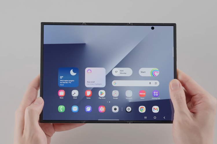 Tampilan depan Samsugn Galaxy Z TriFold ketika dibentangkan.