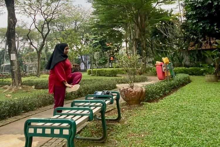 Pengunjung yang sedang olahraga di Taman Tabebuya, Jagakarsa, Jakarta Selatan. 