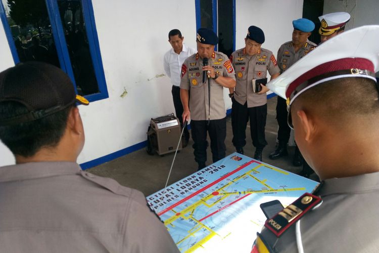 Kapolda Jabar Irjen Pol Agung Budi Maryoto tengah memberikan arahan terkait pengaturan arus lalu lintas saat arus mudik dan arus balik Lebaran. 