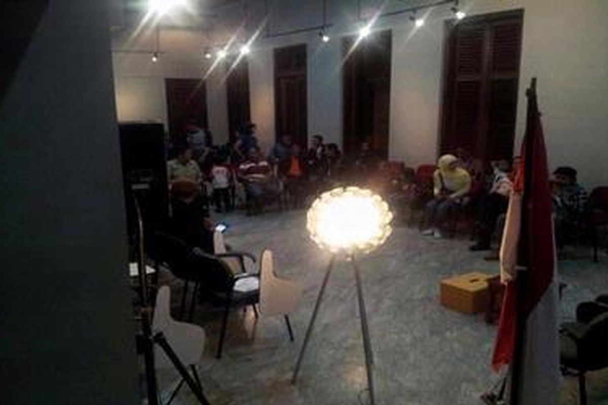 Inilah lampu dari botol bekas karya Ridwan Kamil yang dilelang di Bandung, Minggu (1/7/2012), dalam sebuah acara pengumpulan dana bagi pembangunan gedung baru KPK.