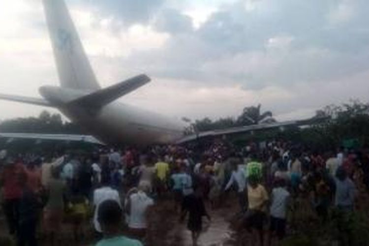 Pesawat Airbus 310 milik Service Air yang tergelincir di Kongo dan menabrak pemukiman di dekatnya.