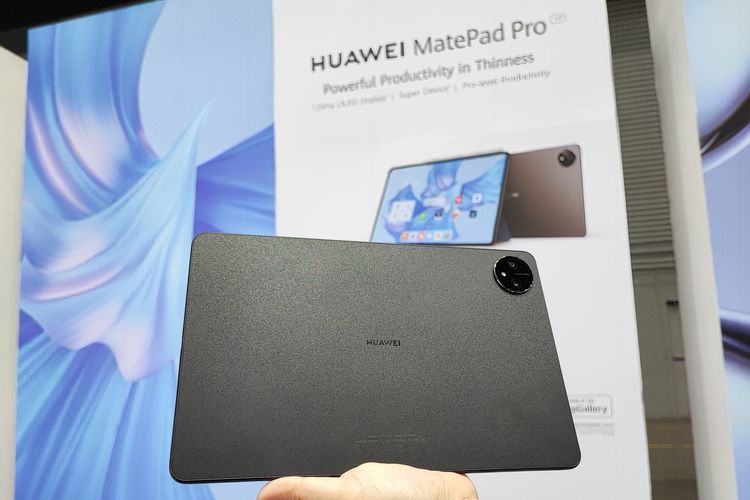 Bagian punggung Huawei MatePad Pro 11 menggunakan desain frosted surface alias matte.