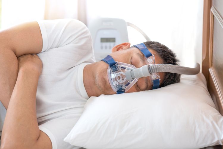 Menggunakan alat CPAP adalah salah satu cara mengobati sleep apnea.