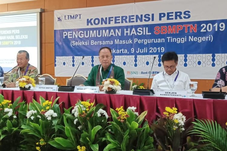 Kementerian Riset, Teknologi dan Pendidikan Tinggi (Kemenristekdikti) bersama dengan panitia Lembaga Tes Masuk Perguruan Tinggi (LTMPT) siang ini menggelar konferensi pers Pengumuman Hasil SBMPTN 2019 di Gedung Kemenristekdikti, Jakarta (9/7/2019).