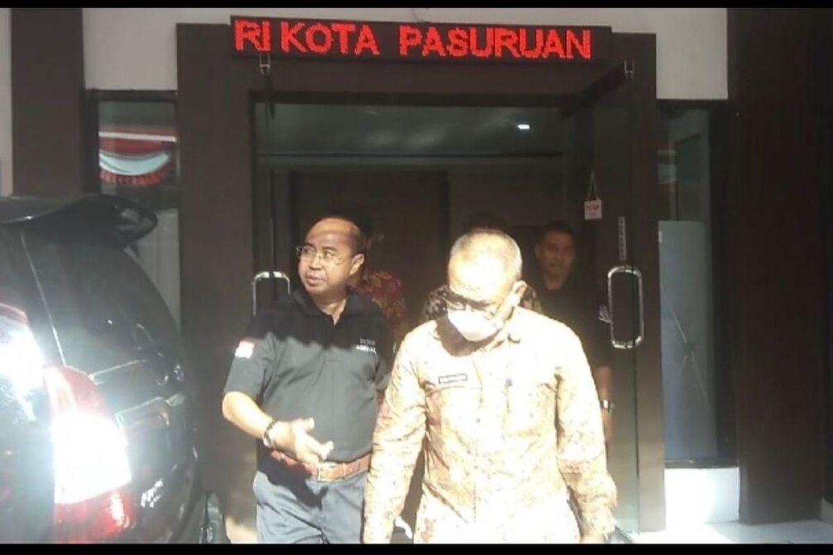 Salah satu tersangka pembangunan JLU Kota Pasuruan saat digelandang di Kantor Kejaksaan Negeri Kota Pasuruan.