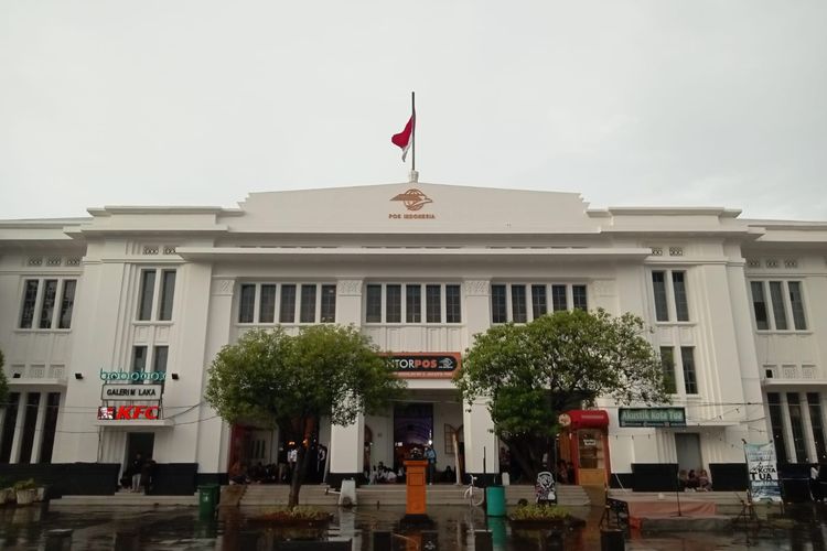 Gedung Pos Indonesia di Kota Tua Jakarta yang berisi berbagai gerai makanan