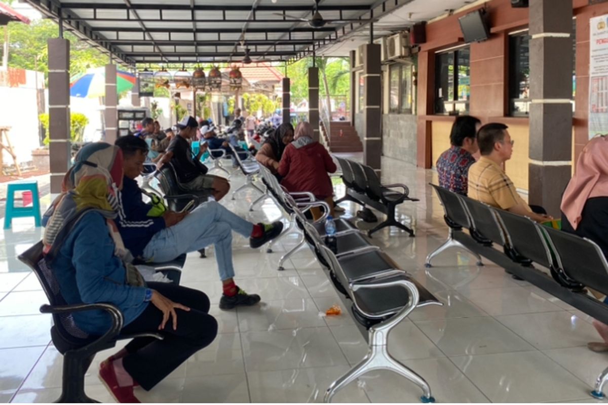 Warga mengantre di depan loket pembayaran pajak kendaraan di Samsat Surabaya Utara, Kamis (21/11/2024).