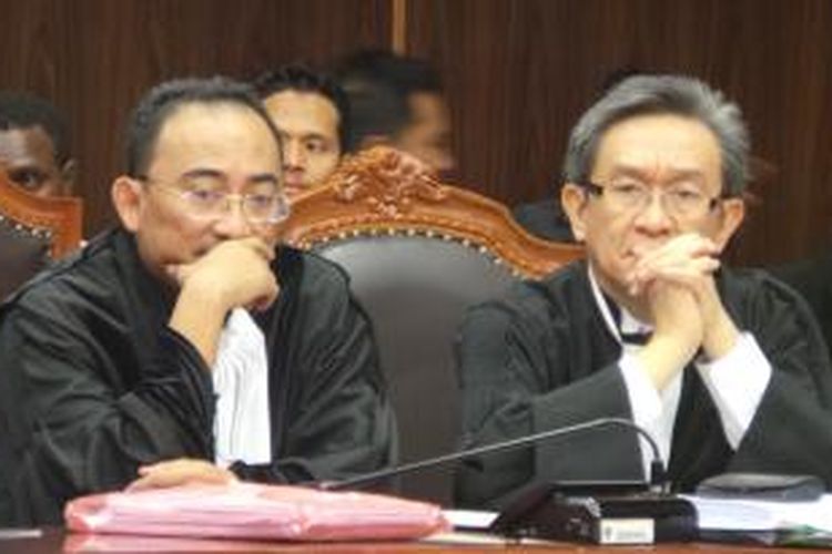 Dua kuasa hukum Prabowo-Hatta, Firman Wijaya dan Maqdir Ismail dalam sidang perselisihan hasil Pilpres 2014 di Mahkamah Konstitusi, Jakarta, Selasa (12/8/2014).